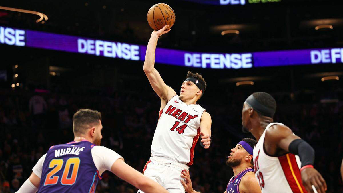El jugador del Heat Tyler Herro tira al aro ante la marca de Jusuf Nurkic, de los Suns, en el partido celebrado el 5 de enero de 2024 en Phoenix.