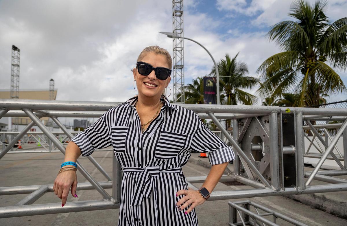 María “Uji” Fulgueira, productora ejecutiva de Premio Lo Nuestro, en el sitio de la alfombra Magenta durante la construcción en el Miami-Dade Arena en el Downtown de Miami.