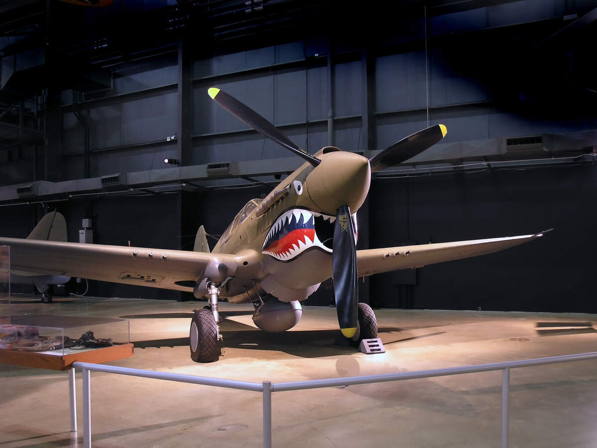 P-40 Warhawk pintado con cara de tiburón Flying Tigers en el Museo Nacional de la Fuerza Aérea de los Estados Unidos