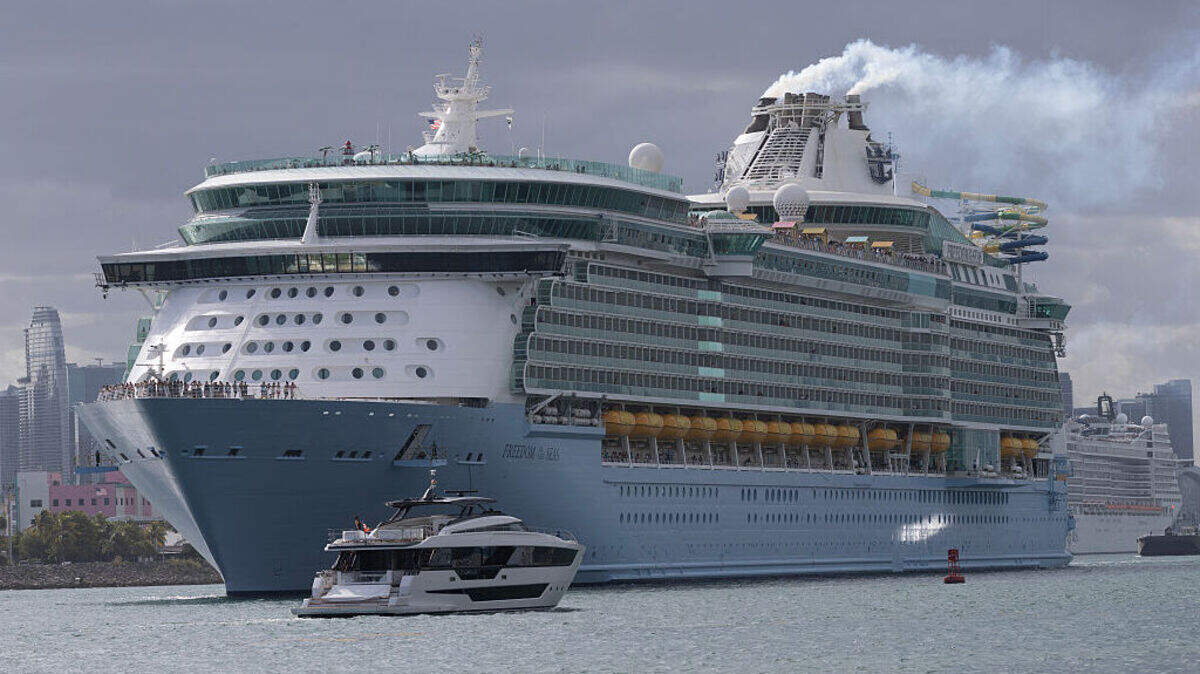 Royal Caribbean blindó toda su flota de cruceros con alianzas estratégicas con Sport 24 para garantizar las transmisiones de la Copa Mundial en tiempo real, y ha transformado sus cubiertas de piscinas, teatros y bares deportivos en auténticas tribunas flotantes.