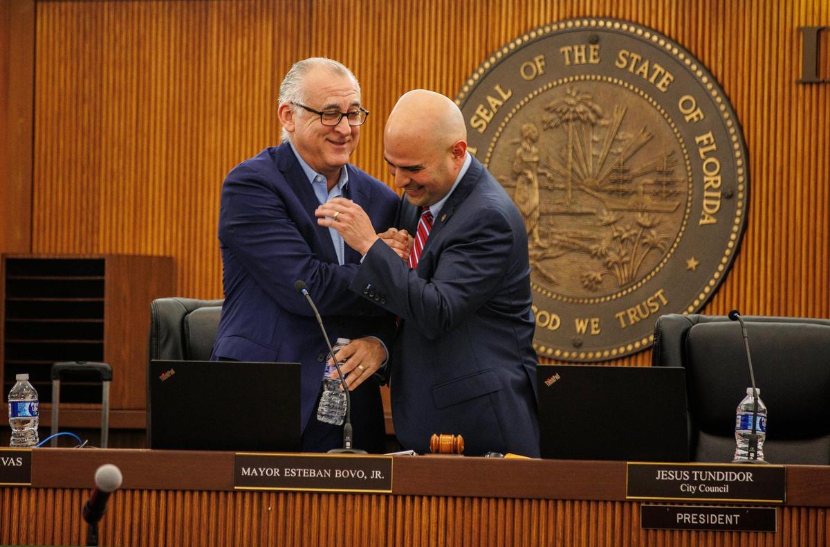 El alcalde de la ciudad de Hialeah, Esteban Bovo, Jr. (izquierda) y el presidente del Concejo, Jesús Tundidor, se saludan durante una reunión que incluyó la primera lectura de la ordenanza propuesta que modifica un capítulo del código sobre los vehículos comerciales, vehículos recreativos, botes o embarcaciones, en la alcaldía, el martes 09 de enero de 2024.