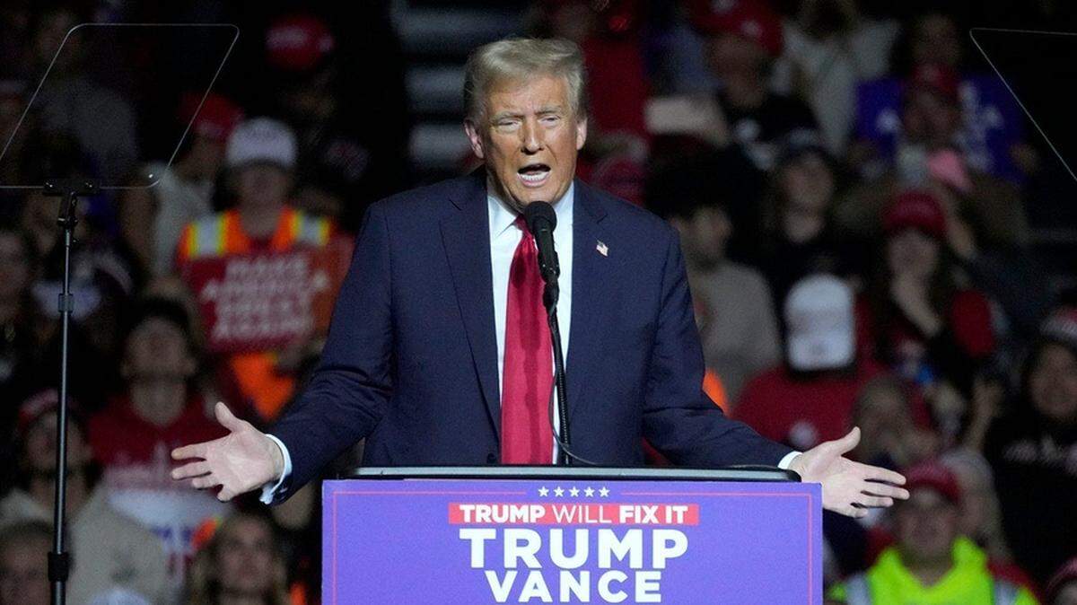 El expresidente Donald Trump da un discurso durante un mitin en Milwaukee, Wisconsin, el 1ro. de noviembre de 2024.
