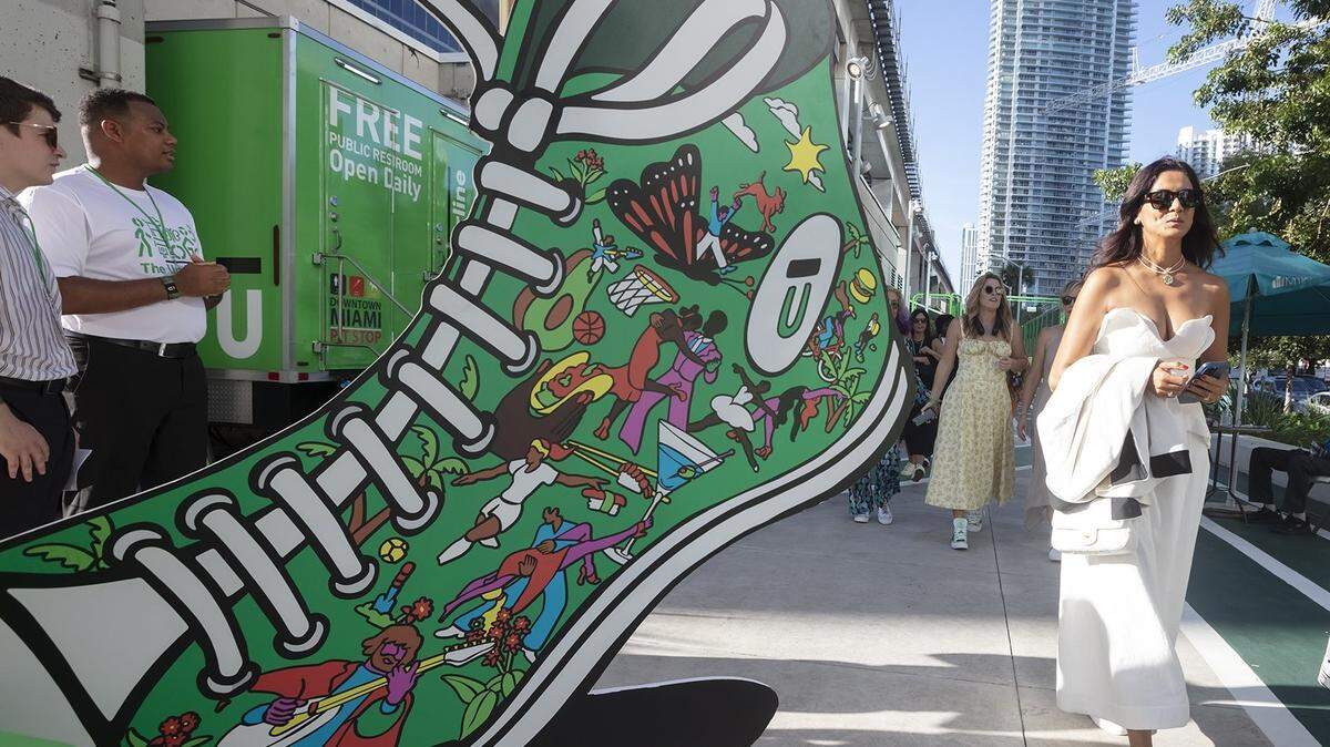 The Underline Sneaker Ball de Miami transforma el espacio bajo las líneas de transporte público en un innovador parque urbano.