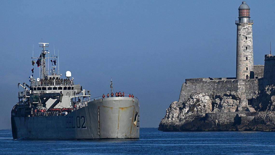 El buque Isla Holbox (Bal-02) de la Armada de México llega a la bahía de La Habana con ayuda humanitaria, en La Habana, el jueves 12 de febrero de 2026. Dos barcos con ayuda humanitaria procedentes de México llegaron el jueves a Cuba, observó AFP, mientras la nación insular enfrenta lo que equivale a un bloqueo estadounidense a los envíos de petróleo.