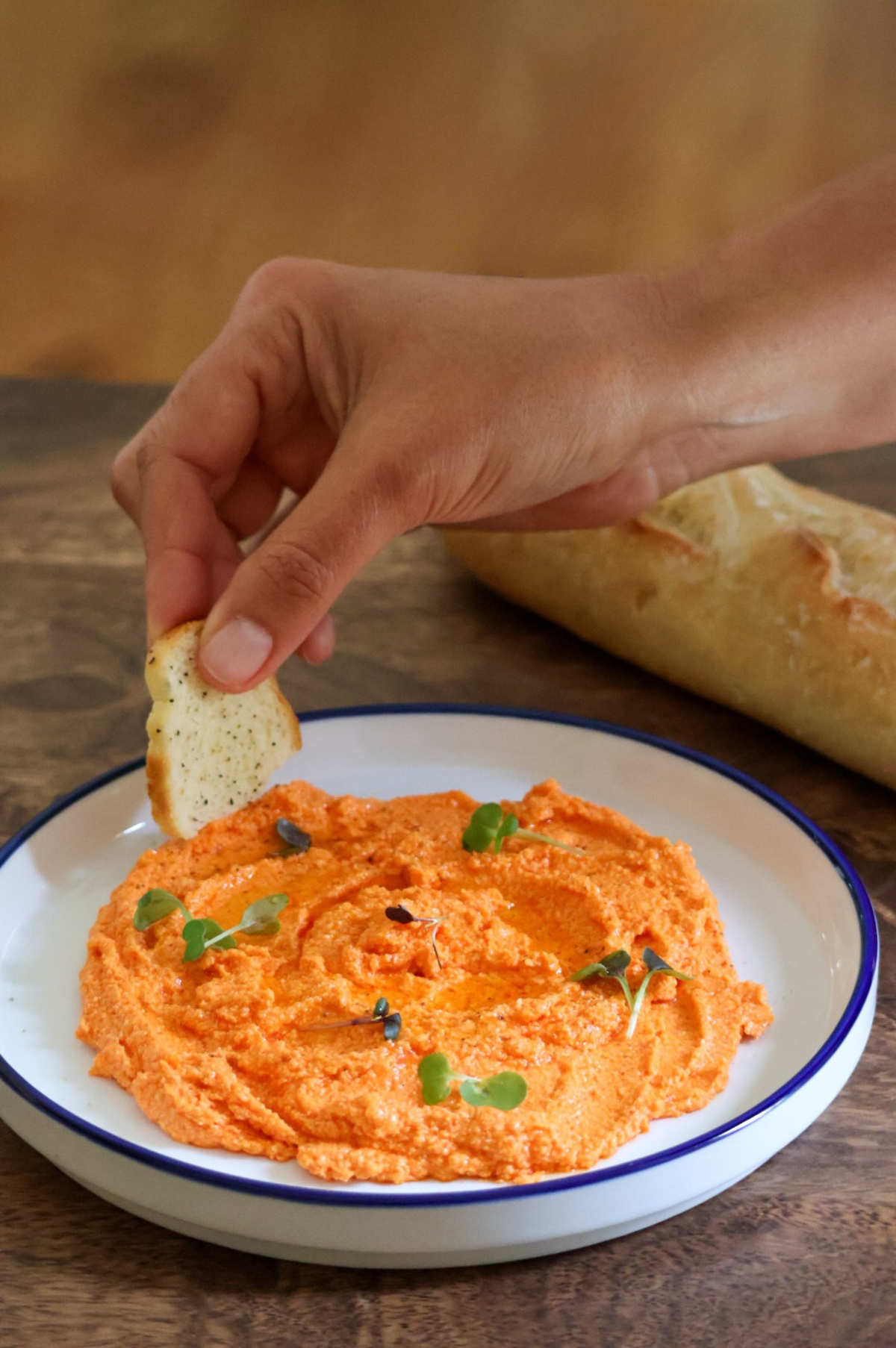 Prepara un dip saludable con auténtico queso feta DOP, pimientos de piquillo y aceite de oliva.