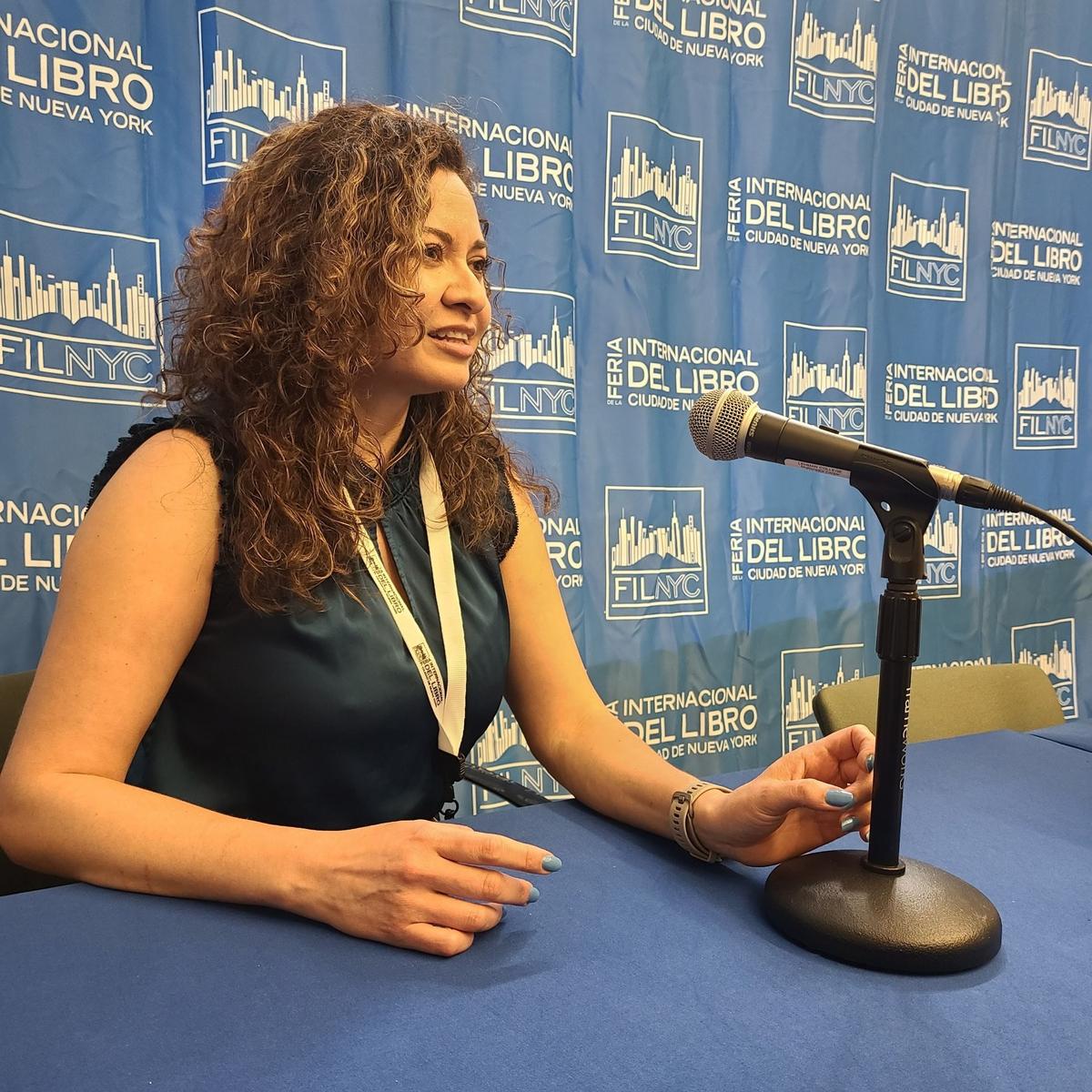 Jenny Lizárraga presenta la charla 'Un mundo de libros: Superando barreras en la distribución de libros infantiles en Estados Unidos'.