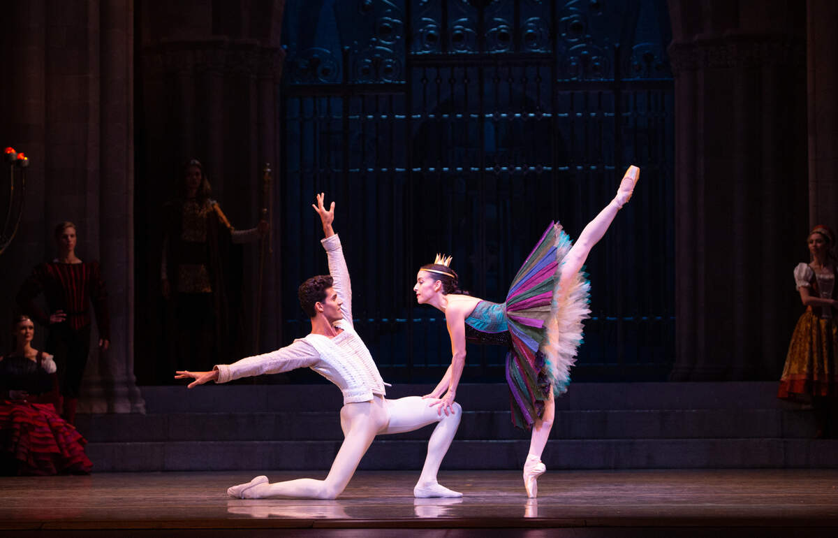 Renán Cerdeiro (Sigfrido) y Katia Carranza (Odile) en el segundo acto de “El Lago de los Cisnes” de Alexei Ratmansky.