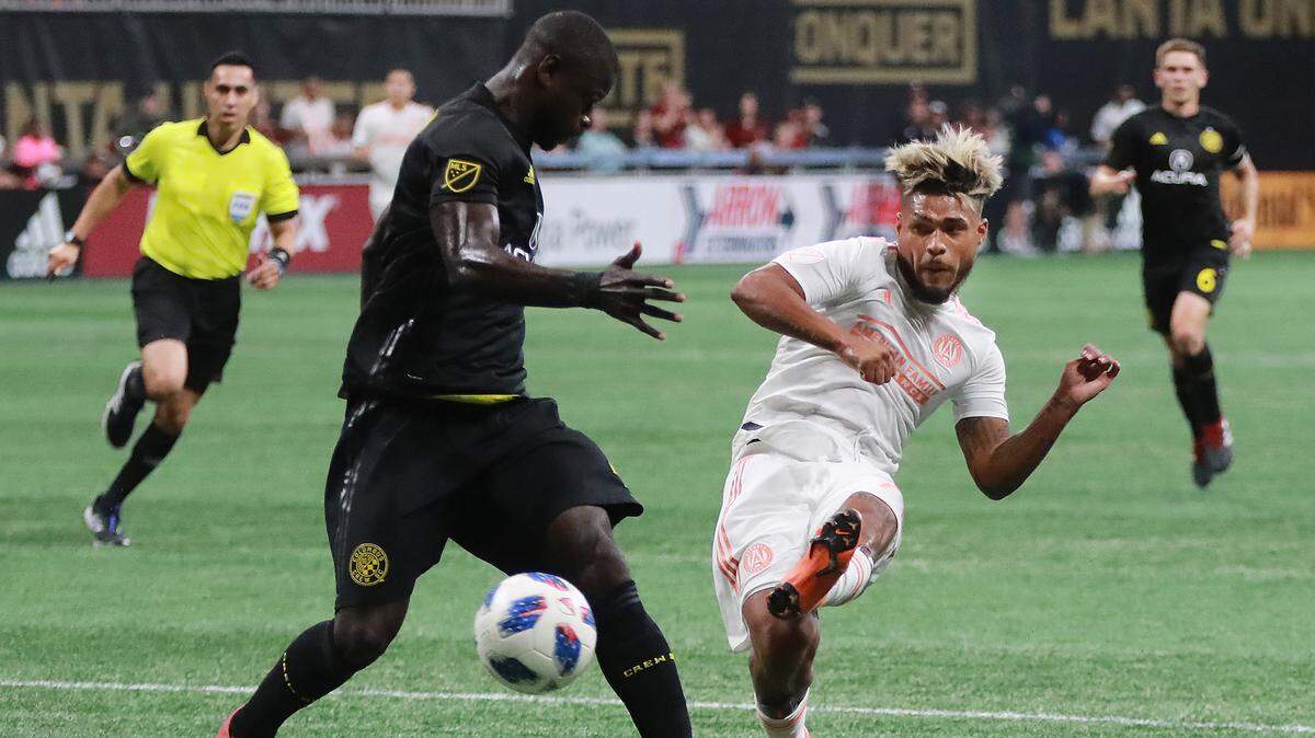 El delantero del Atlanta United Josef Martínez (der.) marca un gol ante el Columbus Crew, el domingo 19 de agosto de 2018 en Atlanta