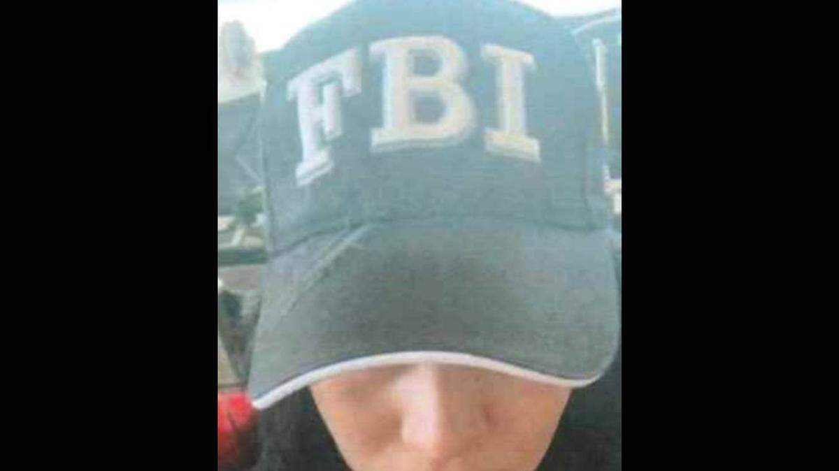 Lubby Navarro aparece en esta foto con una gorra del FBI. Su ex novio declaró que le mandó la foto para convencerlo de que era agente federal y sabía donde encontrarlo todo el tiempo. Navarro fue arrestada el jueves 11 de enero de 2024.