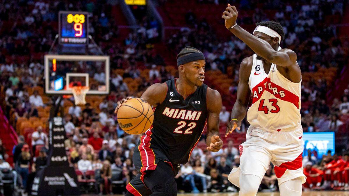 El delantero del Heat, Jimmy Butler (22), entra al aro ante la marca del delantero de los Raptors, Pascal Siakam (43), el sábado 22 de octubre de 2022, en el FTX Arena.