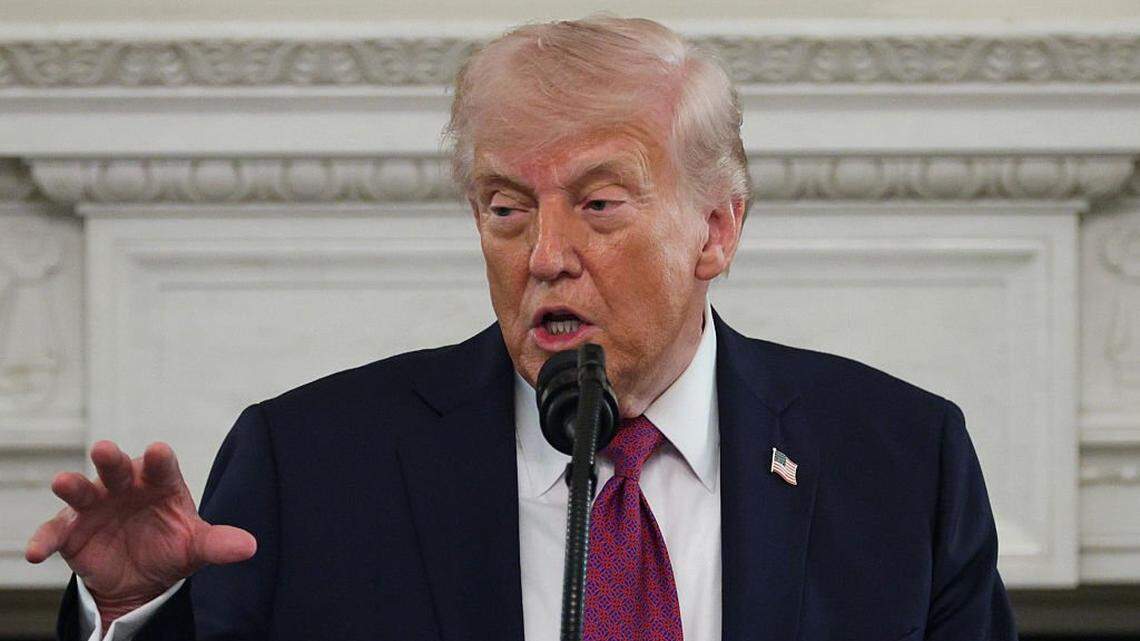 El presidente de los Estados Unidos, Donald Trump, recibe a atletas campeones de la NCAA durante un evento del Día de los Campeones Nacionales Universitarios de la NCAA en el Comedor de Estado de la Casa Blanca, el 21 de abril de 2026, en Washington, DC. Trump, aseguró este jueves que ha ordenado a la Armada atacar toda pequeña embarcación en el estrecho de Ormuz que pudiera estar desplegando minas y dijo que intensificarán las operaciones de desminado de la vía marítima.