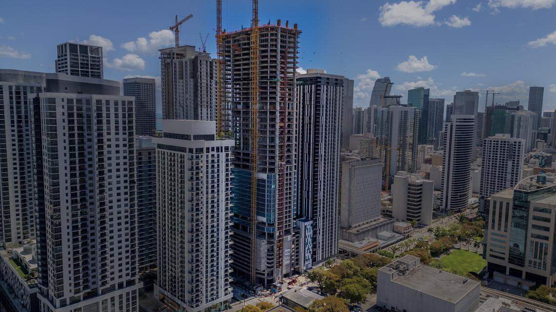 La Okan Tower, una torre de hotel y condominios en construcción en el centro de Miami, completó recientemente su piso número 50.
