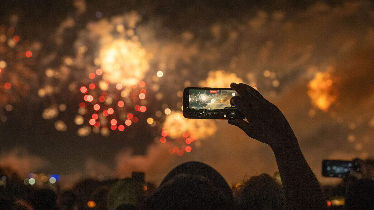 Unas personas observan los fuegos artificiales durante la celebración del Día de la Independencia “Salute to America” en Washington DC., en la madrugada del domingo 5 de julio de 2026.