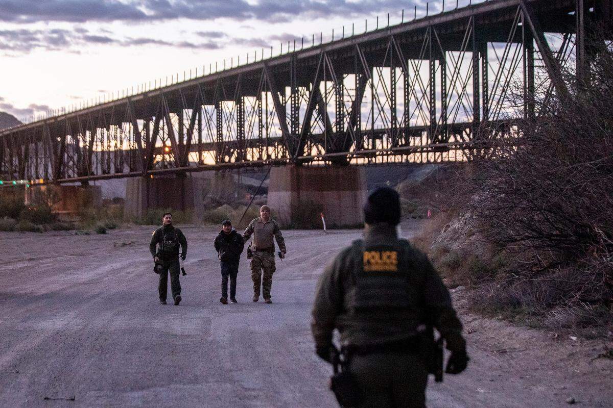 Baja el número de personas reincidentes que cruzan la frontera sur sin una autorización de viaje, según los últimos datos facilitados por la Oficina de Aduanas y Protección Fronteriza de Estados Unidos (CBP).