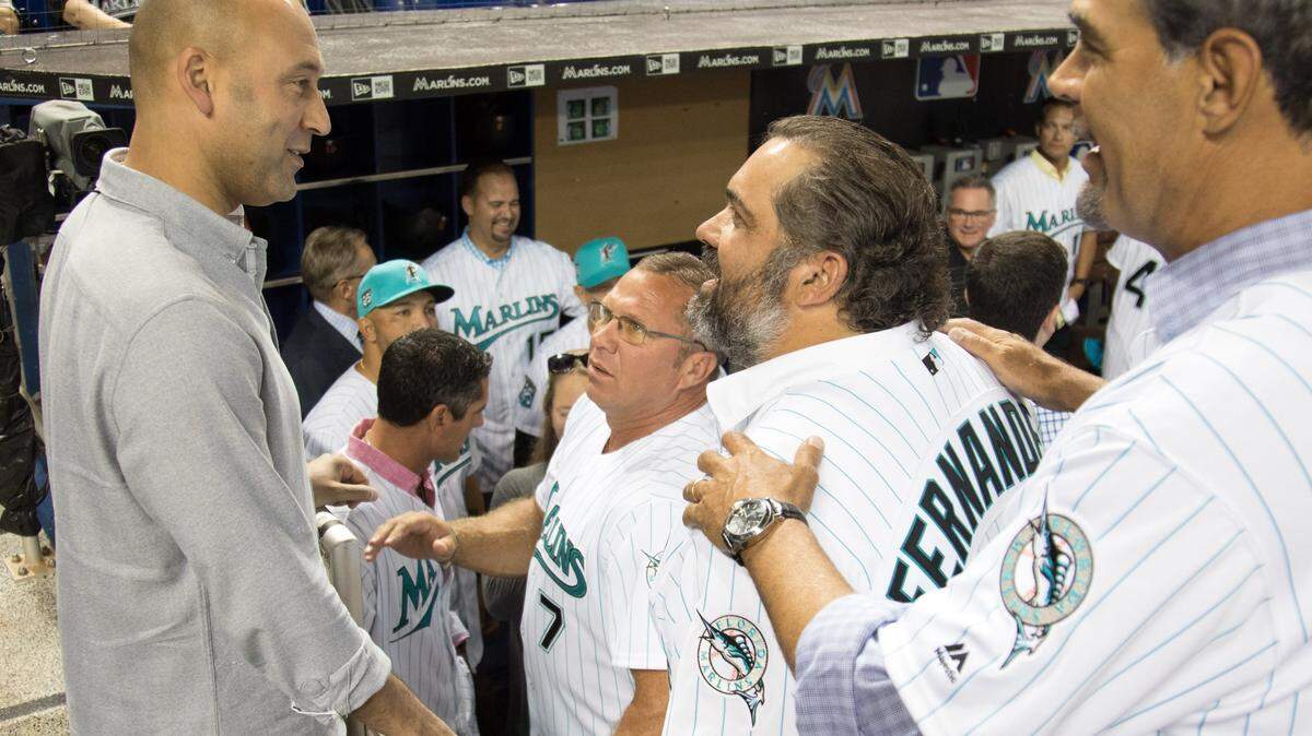 DEREK JETER comparte un momento con los ex Marlins Kurt Abbott (centro), Alex Fernández y Mike Lowell antes del inicio de un juego contra San Diego el 9 de junio del 2018.