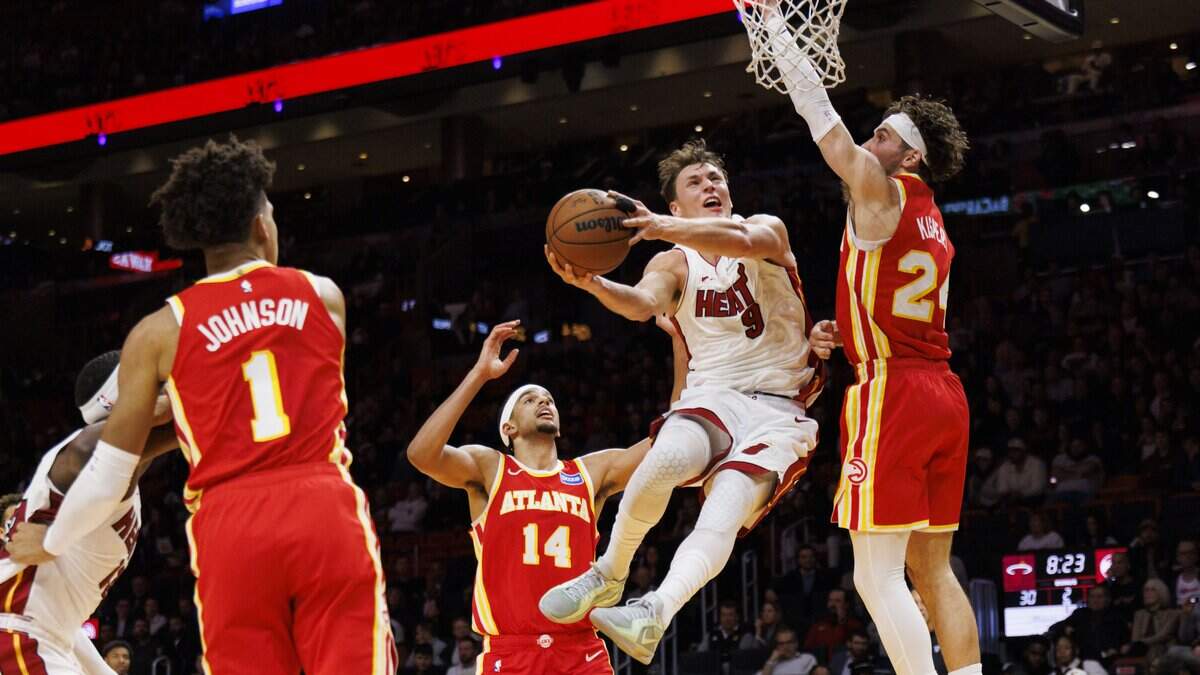 El jugador del Heat Pelle Larsson (9) entra al aro ante la defensa de los Hawks de Atlanta, en el partido celebrado el 3 de febrero de 2026 en Miami.