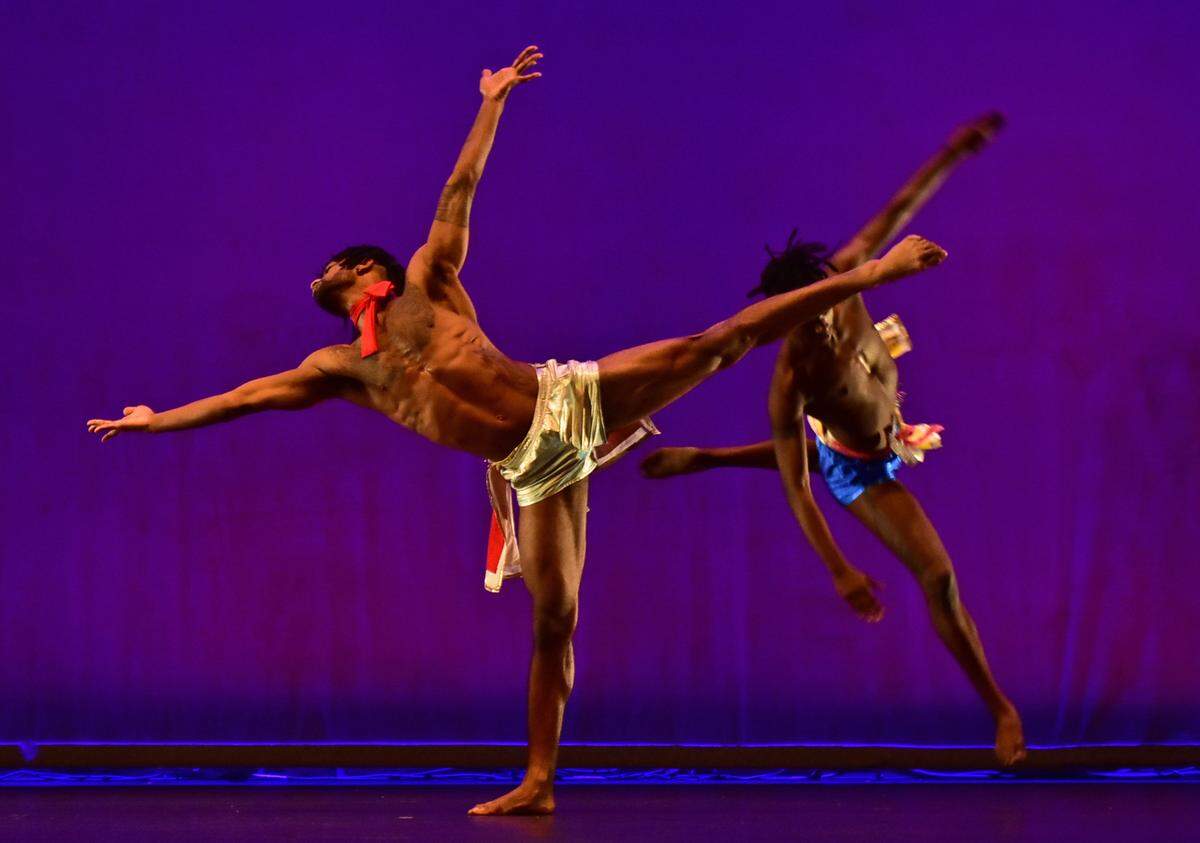 Aaron López y Clinton Harris en King Carnival de “Caribean Suite”, con coreografía de Peter London.