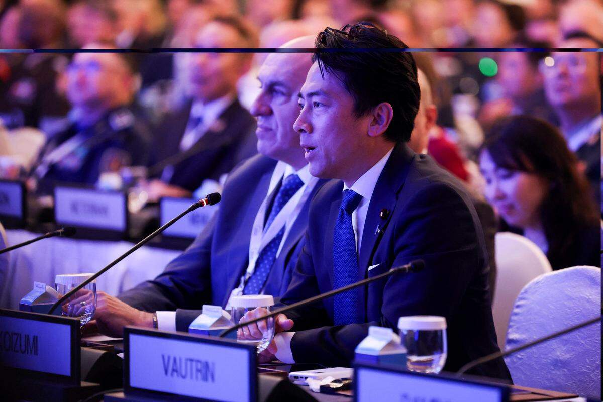 El ministro de Defensa japonés, Shinjiro Koizumi, formula una pregunta al secretario de Defensa estadounidense, Pete Hegseth, en la cumbre de seguridad Diálogo Shangri-La del IISS en Singapur, el 30 de mayo de 2026.