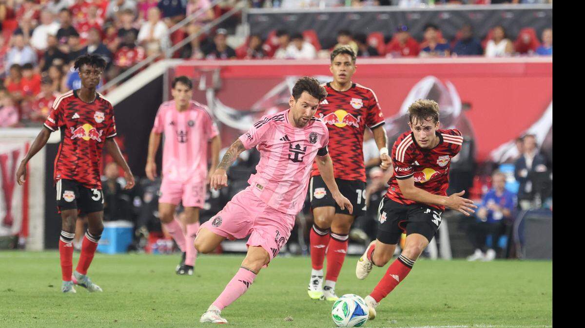 El astro del Inter Miami Lionel Messi patea la pelota ante la marca del mediocampista de New York Red Bulls Daniel Edelman, en el partido celebrado el 19 de julio de 2025 en Nueva York.