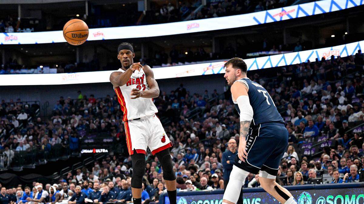 El jugador del Heat Jimmy Butler (izq.) pasa la pelota ante la marca de Luka Doncic, de los Mavericks, en el partido celebrado el 7 de marzo de 2024 en Dallas.
