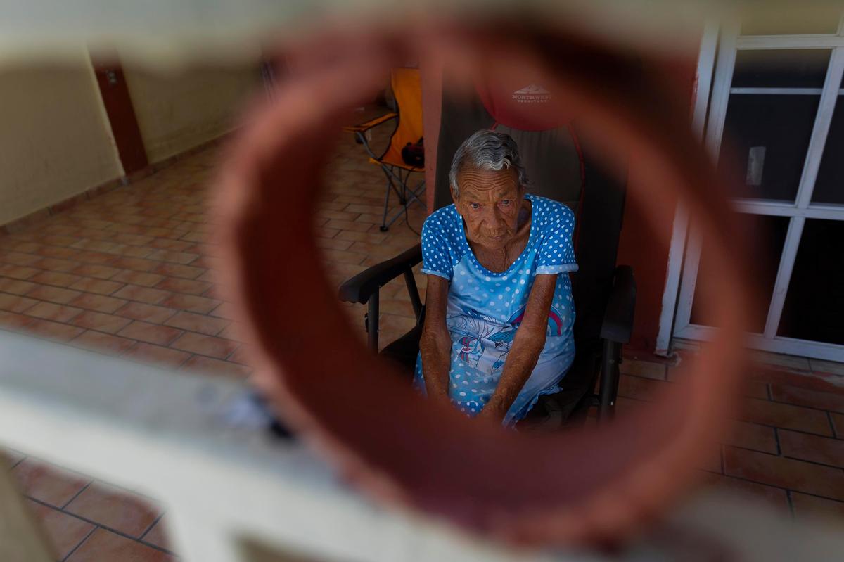 Lidia M. Rodríguez, de 79 años y ciega, quedó atrapada en su casa en Punta Santiago, Humacao, por la tormenta de marea del huracán María en el 2017. Un año después, Rodríguez vive con su familia mientras reconstruyen la vivienda.