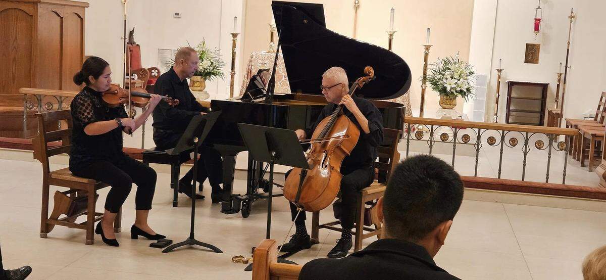 Sheena Gutiérrez, Michael Linville y Michael Andrews en St. Philips Episcopal Church. 