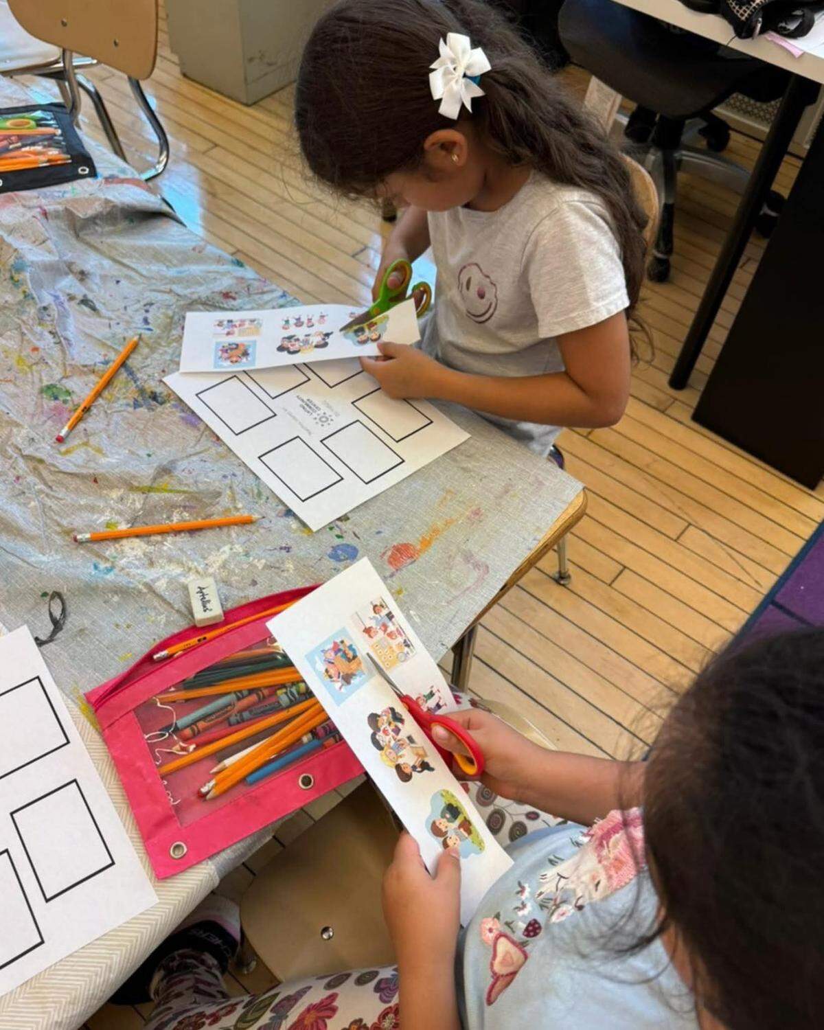Los niños participan de actividades de formación facilitadas por la organización Latino Community Center.