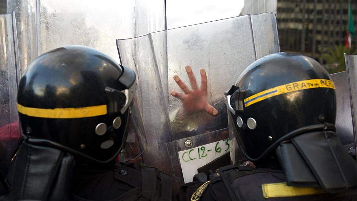 Manifestantes irrumpen en Congreso de la Ciudad de México en protesta por vivienda