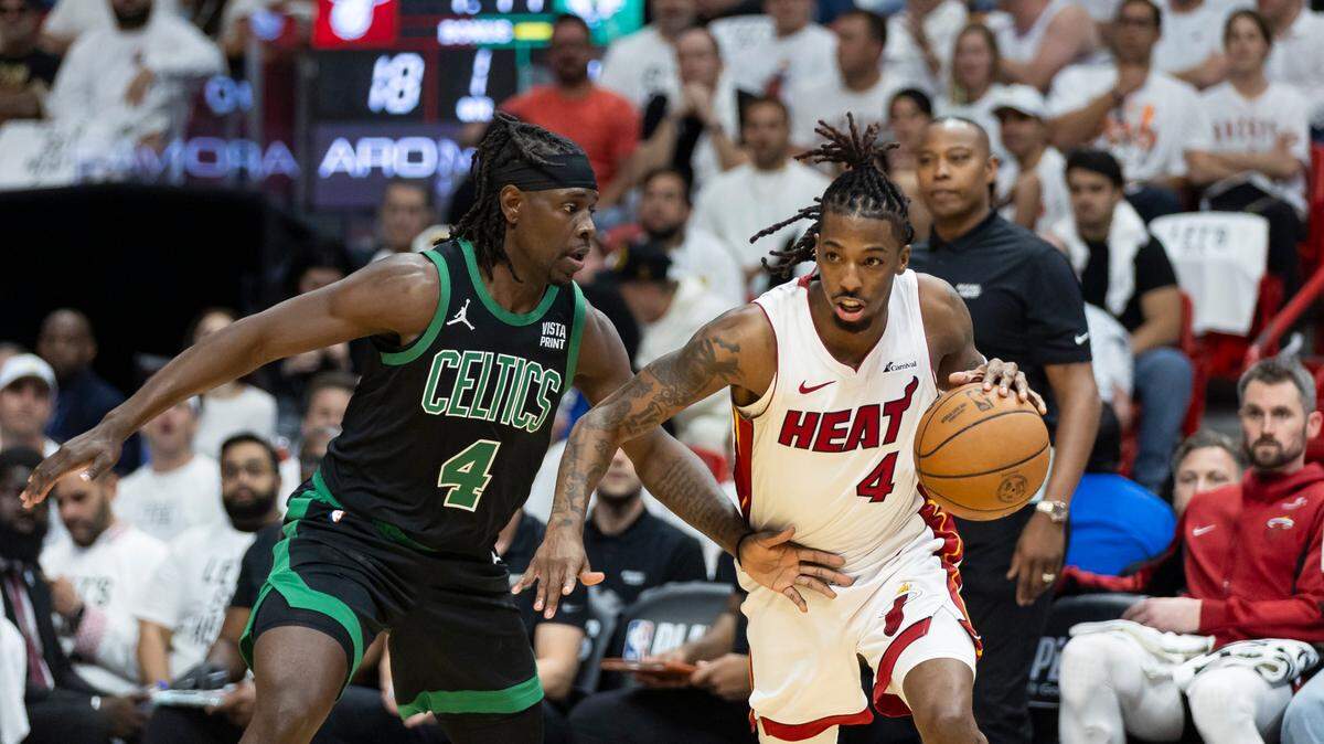 El jugador del Heat Delon Wright (der.) conduce la pelota ante la marca de Jrue Holiday, de los Celtics de Boston, en el cuarto partido de la serie de primera ronda de los playoffs de la NBA, celebrado el 29 de abril de 2024 en Miami.