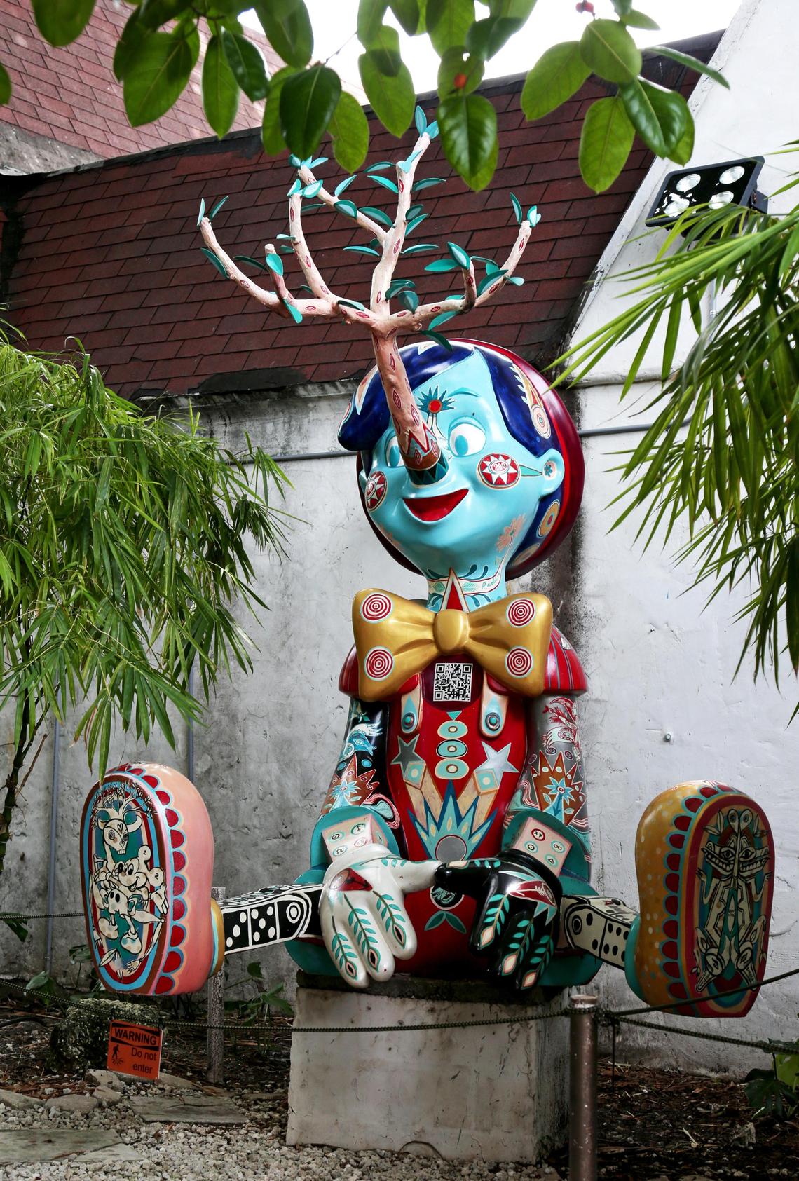 Esculturas como esta muy colorida de Pinocho hacen del patio del centro comercial Upper Buena Vista, un lugar para descansar y pasar un buen rato en un ambiente al aire libre e informal.