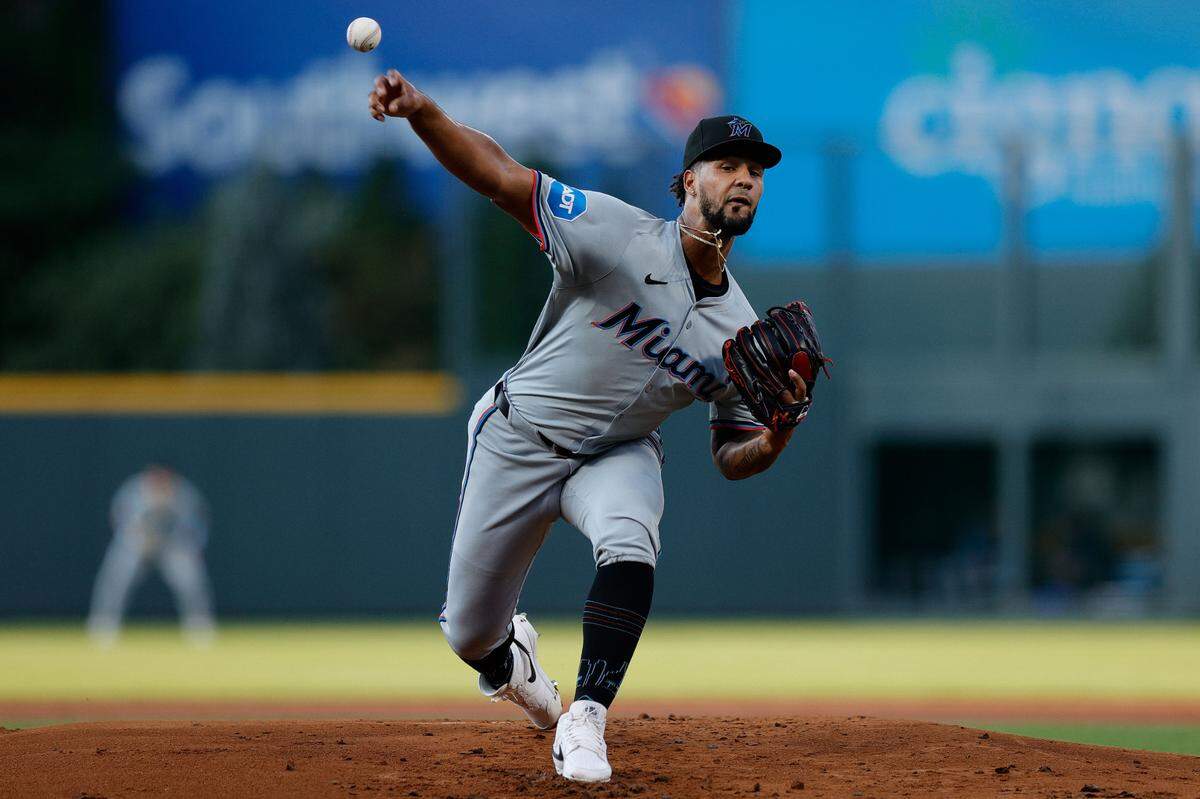 El abridor de los Marlins Roddery Muñoz trabajó apenas una entrada y un tercio y soportó seis carreras con siete hits, entre ellos tres jonrones, en el partido ante los Rockies, el martes 27 de agosto de 2024 en Denver, Colorado.