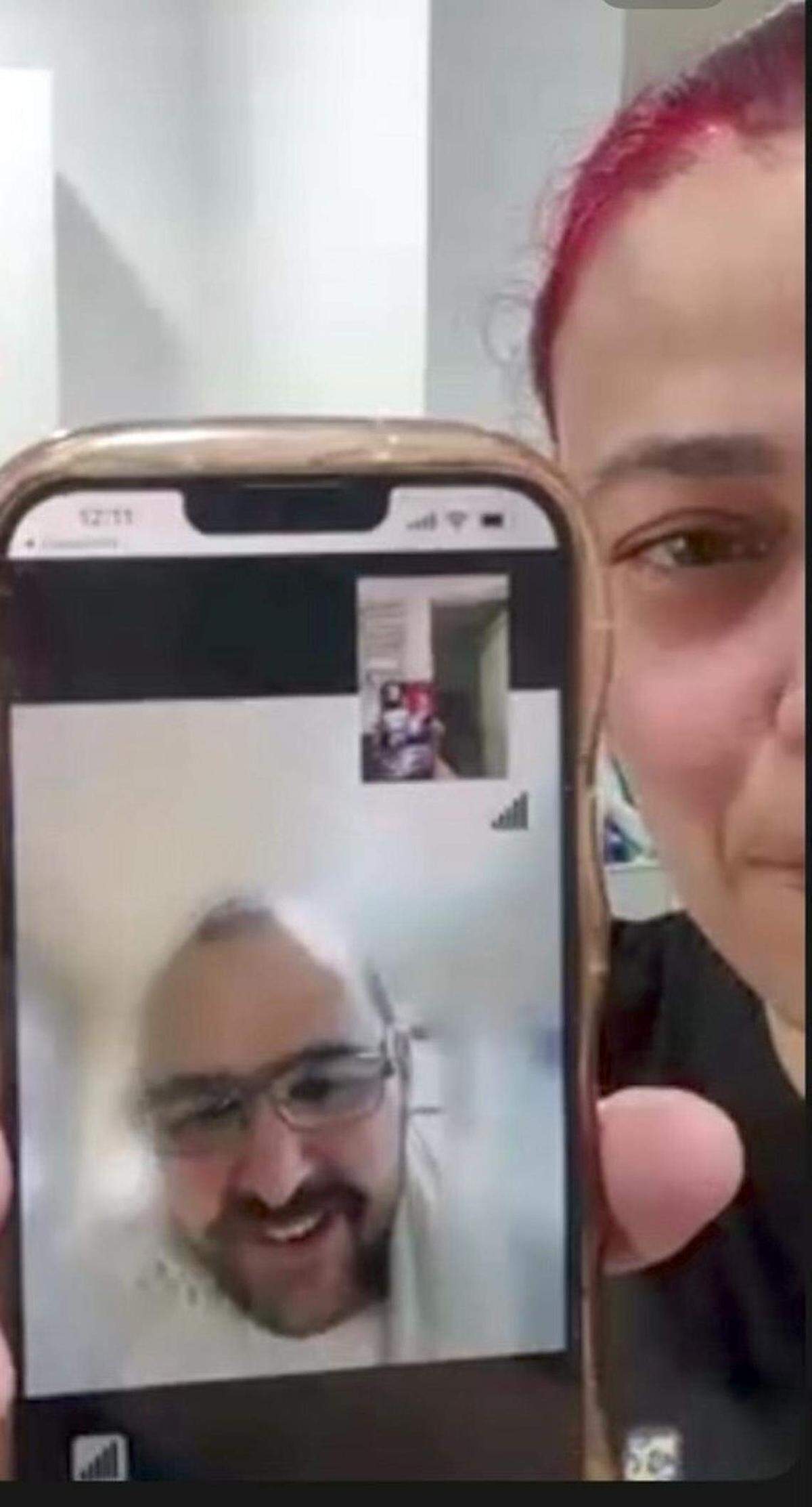 Daimarys Hernández muestra un teléfono celular con una videollamada con su pareja, Pedro Lorenzo Concepción, que estuvo detenido en Alligator Alcatraz durante varias semanas antes de ser trasladado al Centro de Detención Krome en Miami.