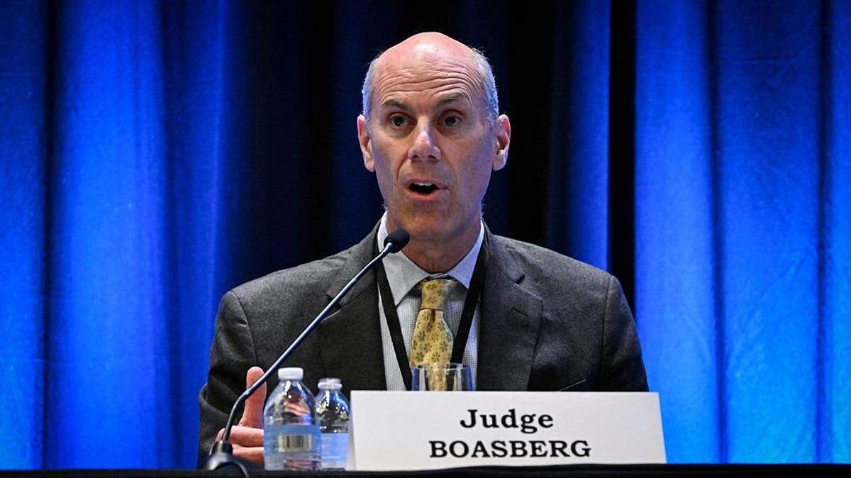 El juez federal James Boasberg dictaminó este lunes que el Gobierno del presidente Donald Trump negó el debido proceso a cerca de 200 venezolanos que deportó a una prisión de alta seguridad en El Salvador y ordenó que se les dé la oportunidad de tener una audiencia.