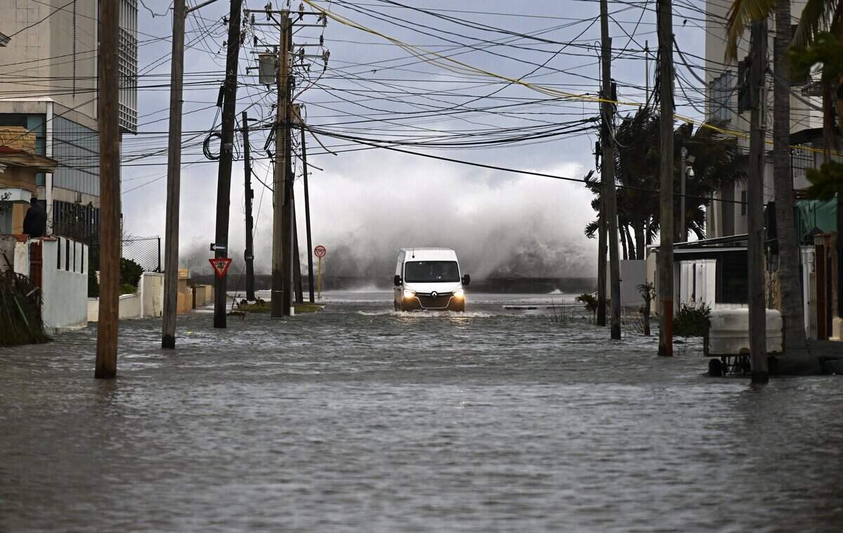 Un vehículo circula por una calle inundada en La Habana tras la llegada de un frente frío el 1 de febrero de 2026.