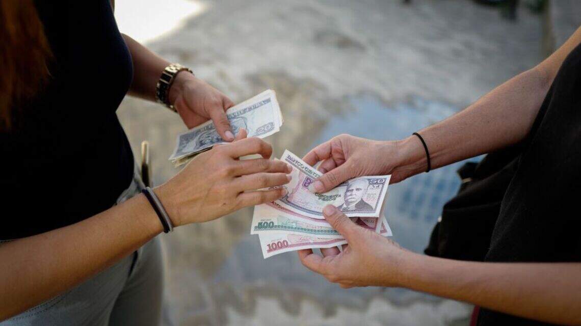 Con los bolsillos vacíos, Cuba aumenta el salario mínimo en agosto y promete una ‘revisión anual’