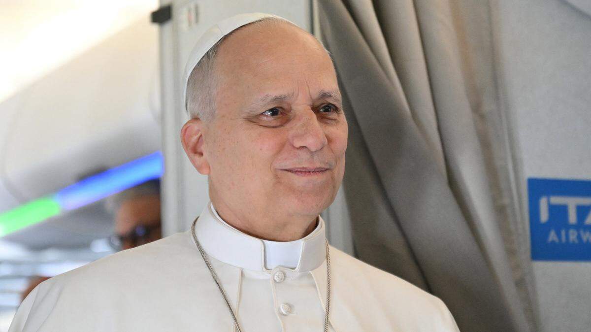 El papa León XIV se dirige a los periodistas durante el vuelo con destino a Argel el 13 de abril de 2026.