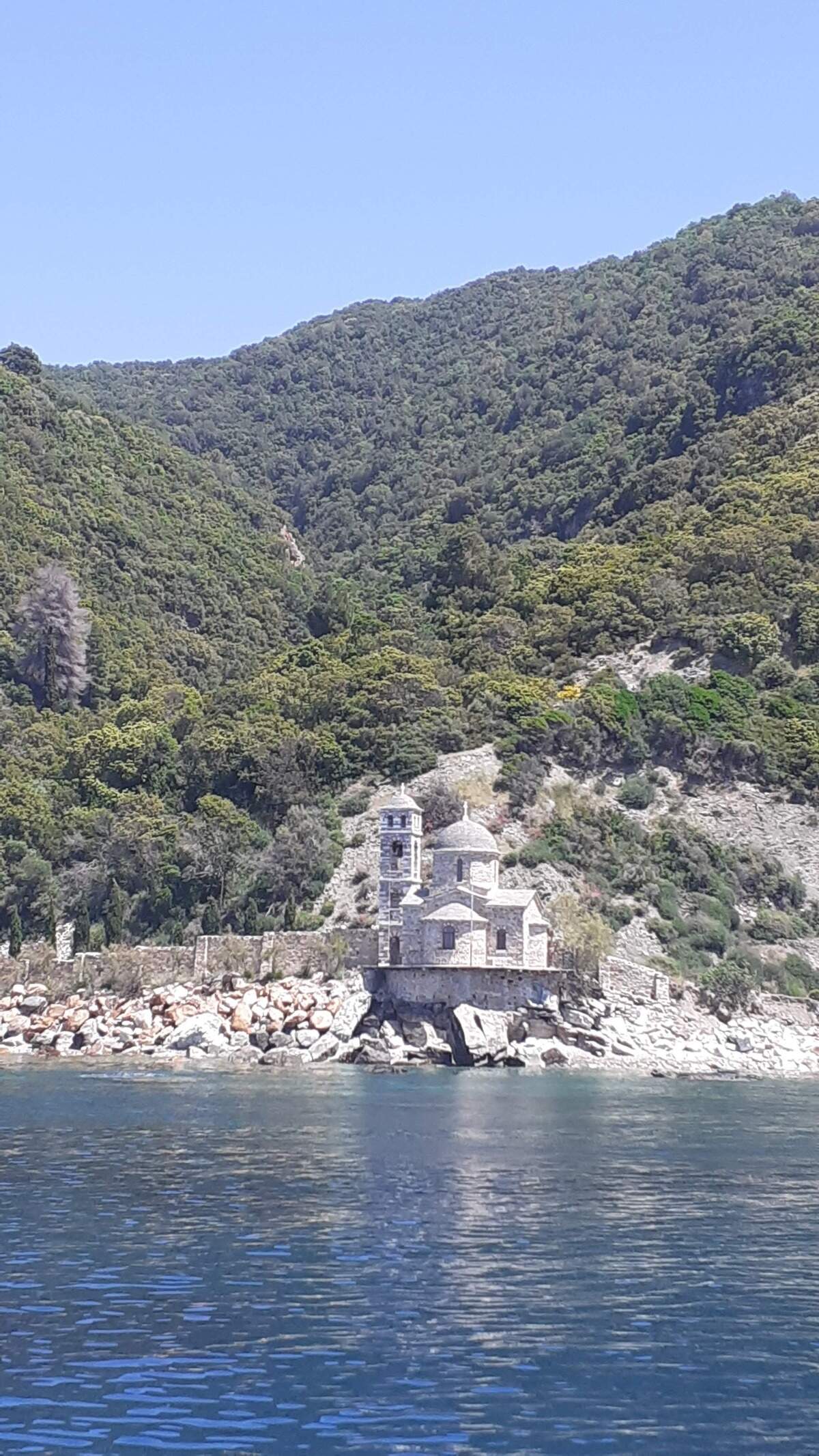 Capilla del Monte Athos vista desde el mar.