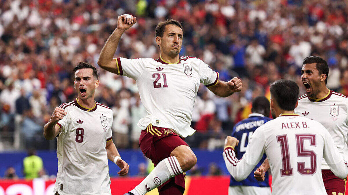 El delantero de España, Mikel Oyarzabal, celebra tras anotar el primer gol ante Francia en el partido de semifinal de la Copa Mundial efectuado el 14 de julio de 2026 en el Estadio de Dallas en Arlington, Texas.
