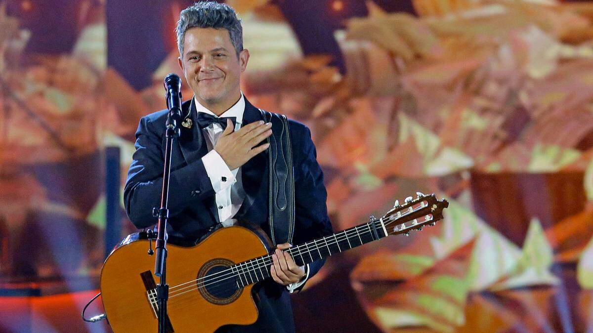 El cantante español Alejandro Sanz actúa durante la gala Persona del Año 2017 de la Academia Latina de Artes y Ciencias de la Grabación en el Centro de Convenciones Mandalay Bay en Las Vegas.