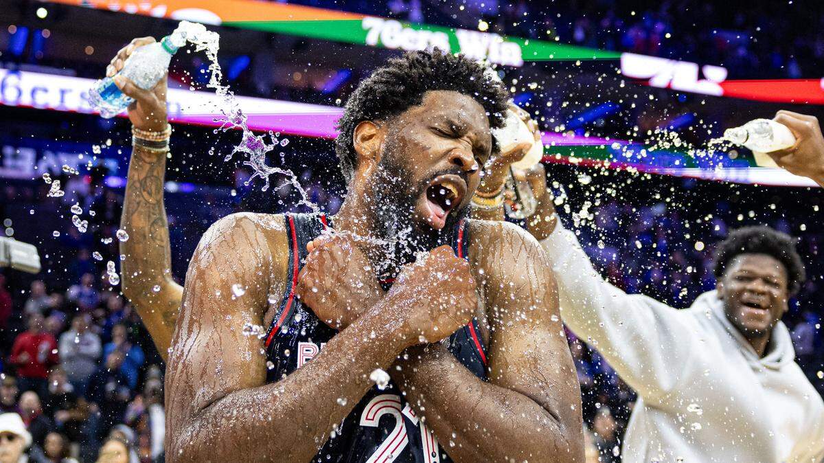 Joel Embiid estableció una marca de puntos para la franquicia con 70, la mayor cantidad en la NBA esta temporada, para liderar a los 76ers de Filadelfia a una victoria por 133-123 sobre los Spurs de San Antonio el lunes por la noche.