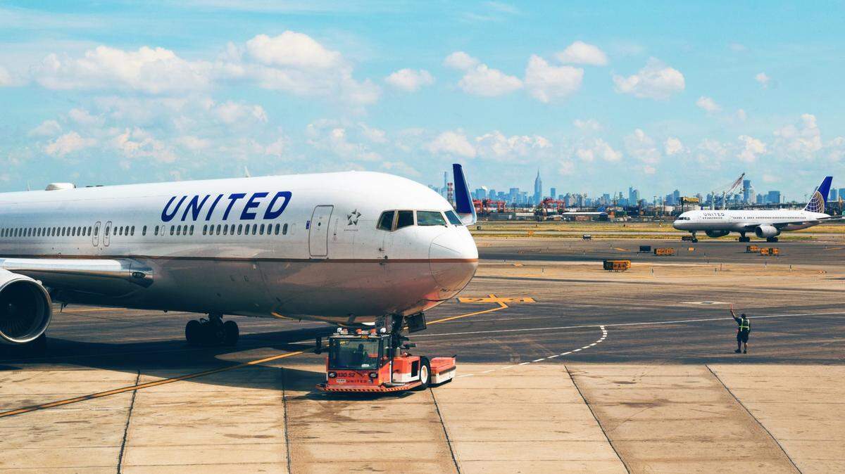 United Airlines suspendió temporalmente el martes 5 de septiembre de 2023 sus vuelos debido a una falla técnica que limitó las comunicaciones normales con sus operadores.