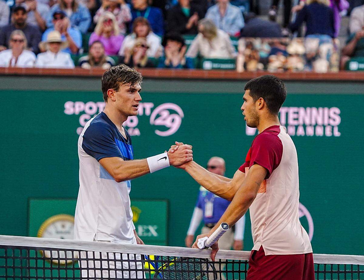 El español Carlos Alcaraz (der.) saluda al británico Jack Draper, quien lo derrotó 6-1, 0-6 y 6-4 en las semifinales del Masters 1000 de Indian Wells, California.