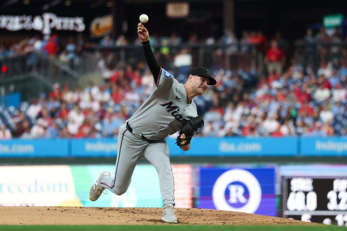 El abridor de los Marlins de Miami Janson Junk lanza en el primer inning del partido ante los Filis, celebrado el 25 de septiembre de 2025 en Filadelfia.