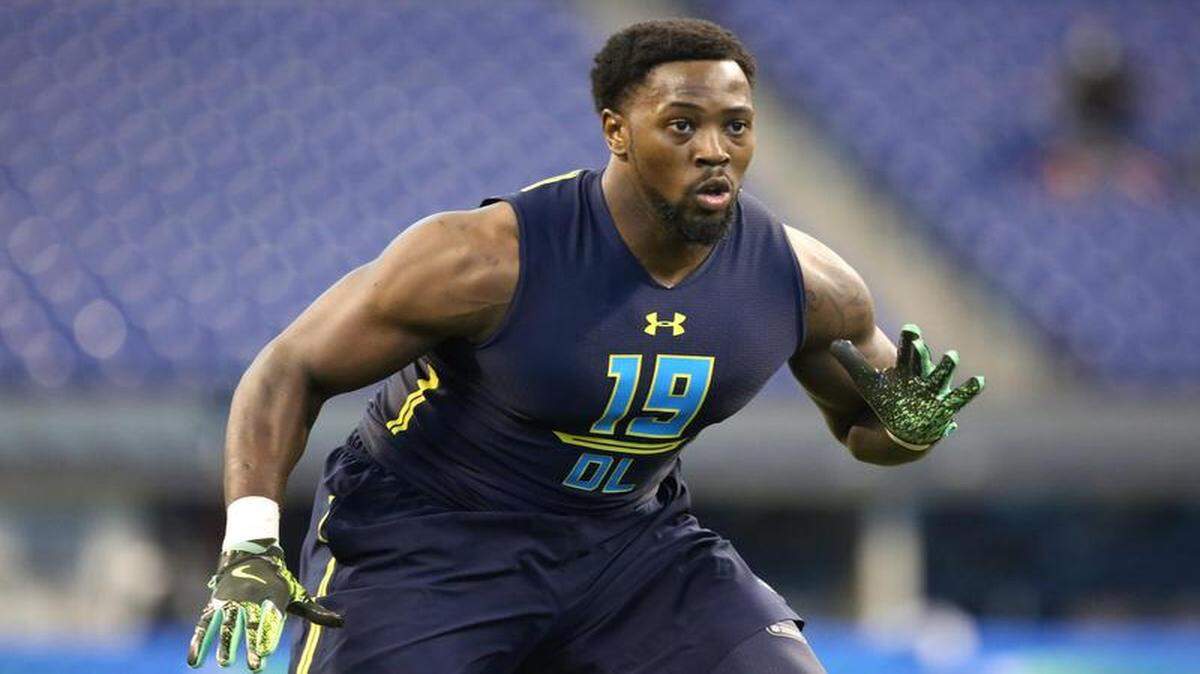 El defensive end de Missouri Charles Harris completa un ejercicio en la exhibición (NFL Combine), realizada el domingo 5 de marzo del  2017, en Indiánapolis.
