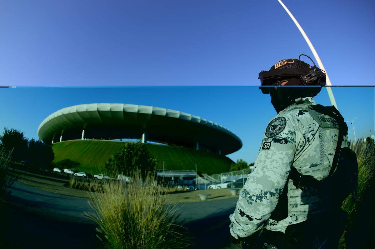 La seguridad antes, durante y después del Mundial es uno de los temas que más preocupan a los organizadores. En la imagen, un integrante de la Guardia Nacional mexicana custodia el Estadio Akron en Guadalajara (México). 