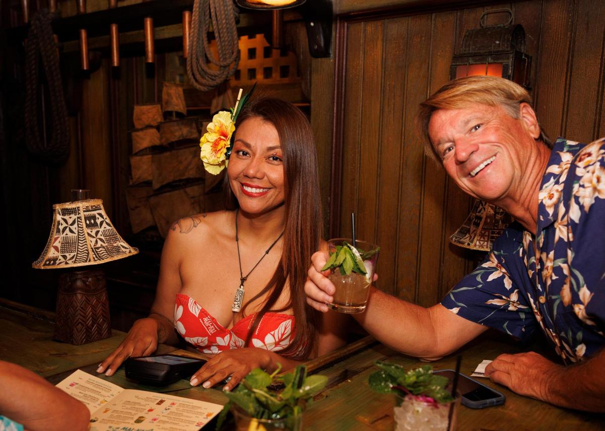 Jack Keyser, a la derecha, junto a una de sus camareras favoritas llamada Claudia durante la reapertura de Mai-Kai el jueves 21 de noviembre de 2024 en el restaurante de Fort Lauderdale.