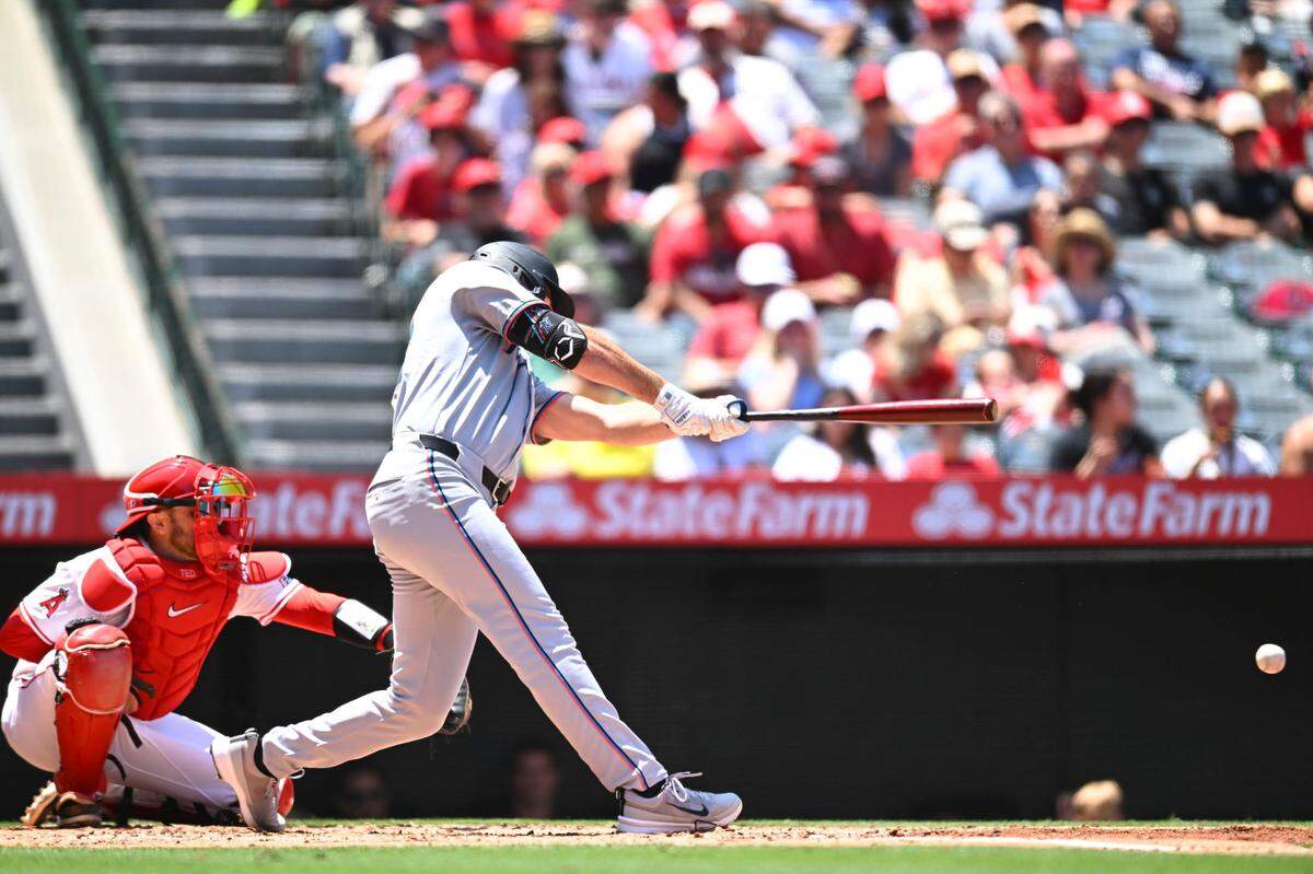 El bateador designado de los Marlins de Miami Matt Mervis pega un doble en el tercer inning del partido ante los Angelinos, celebrado el 25 de mayo de 2025 en Los&nbsp;Ángeles.&nbsp;