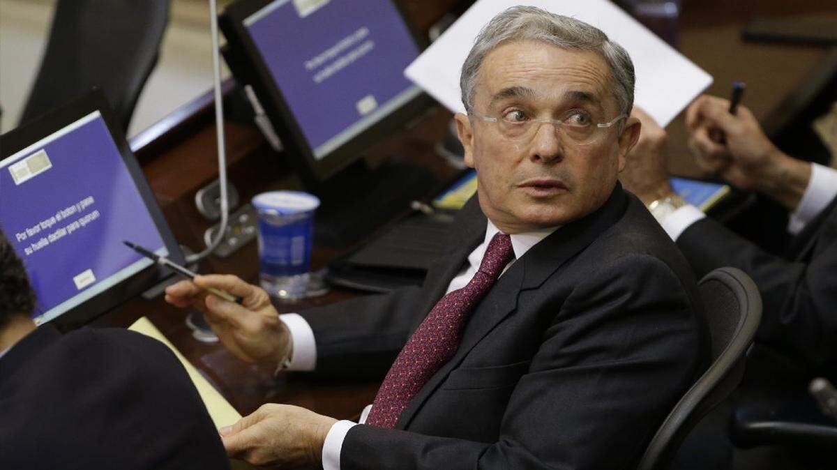 El senador Álvaro Uribe, ex presidente de Colombia, asiste a un debate en el Senado el 17 de septiembre de 2014. 