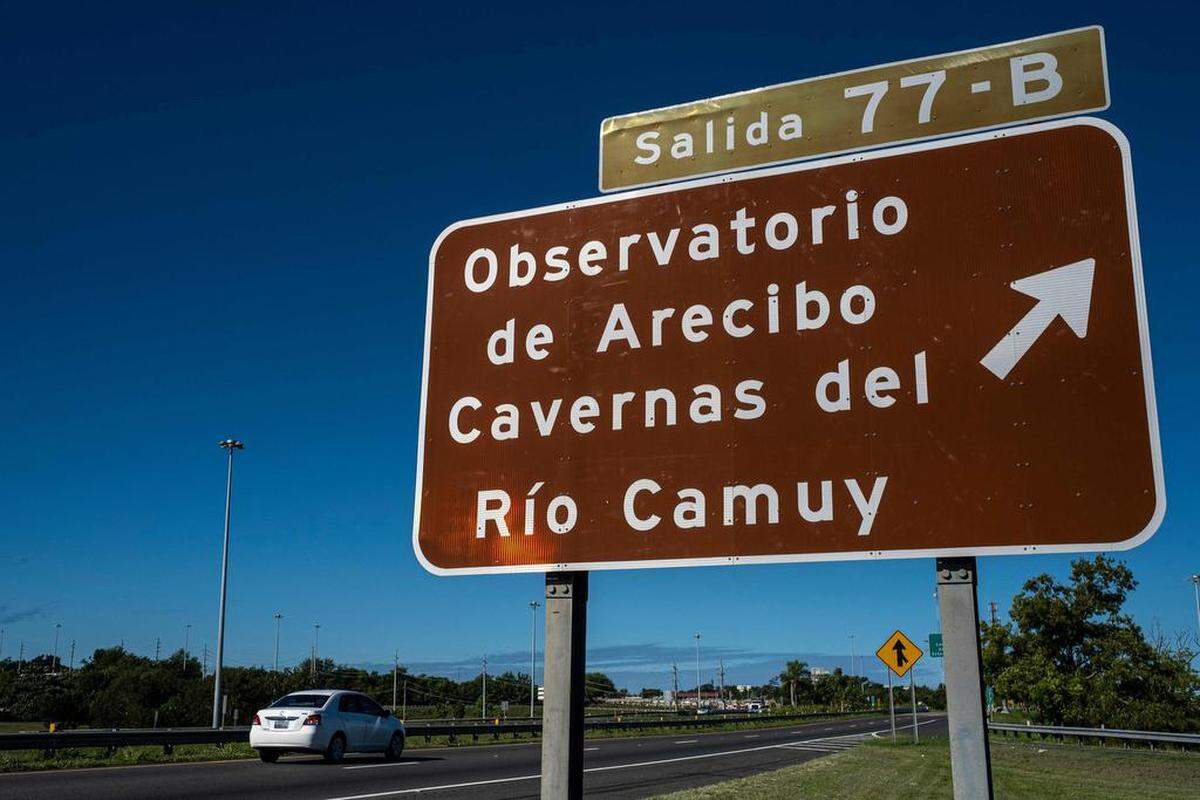 Una señal de tráfico indica la dirección hacia el Observatorio de Arecibo, en Puerto Rico, el 1 de diciembre de 2020.