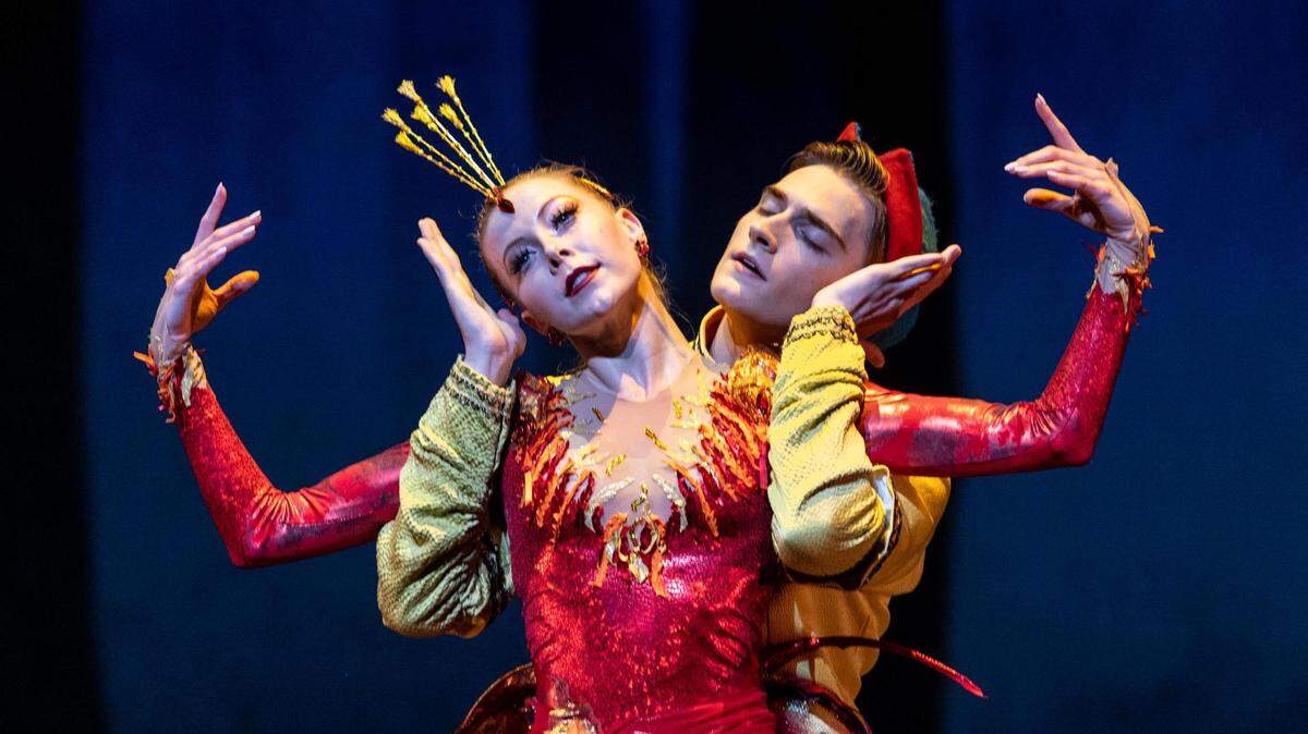 Dawn Atkins y Cameron Catazaro en “Firebird”, coreografía de Jerome Robbins y George Balanchine.